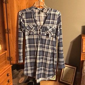 Ladies long sleeve shirt.